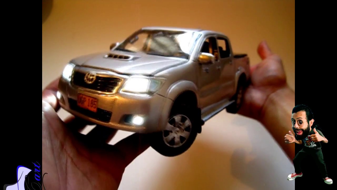 TOYOTA HILUX SRV A ESCALA HECHA A MANO
