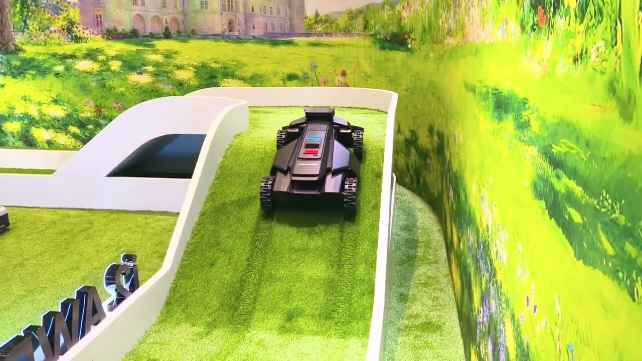 Démonstration du robot-tondeuse Navimow X4 au Palais des Congrès