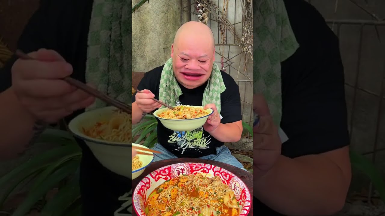 鱼杂泡面 用 烧了一锅鱼籽鱼泡鱼白 用来泡面 黎哥是太懂吃了