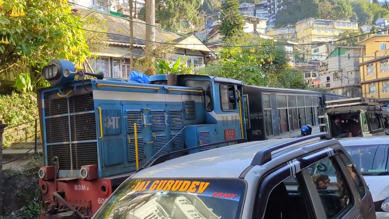 E8: Darjeeling Himalayan Railway vs Car: A traffic jam in the hills!