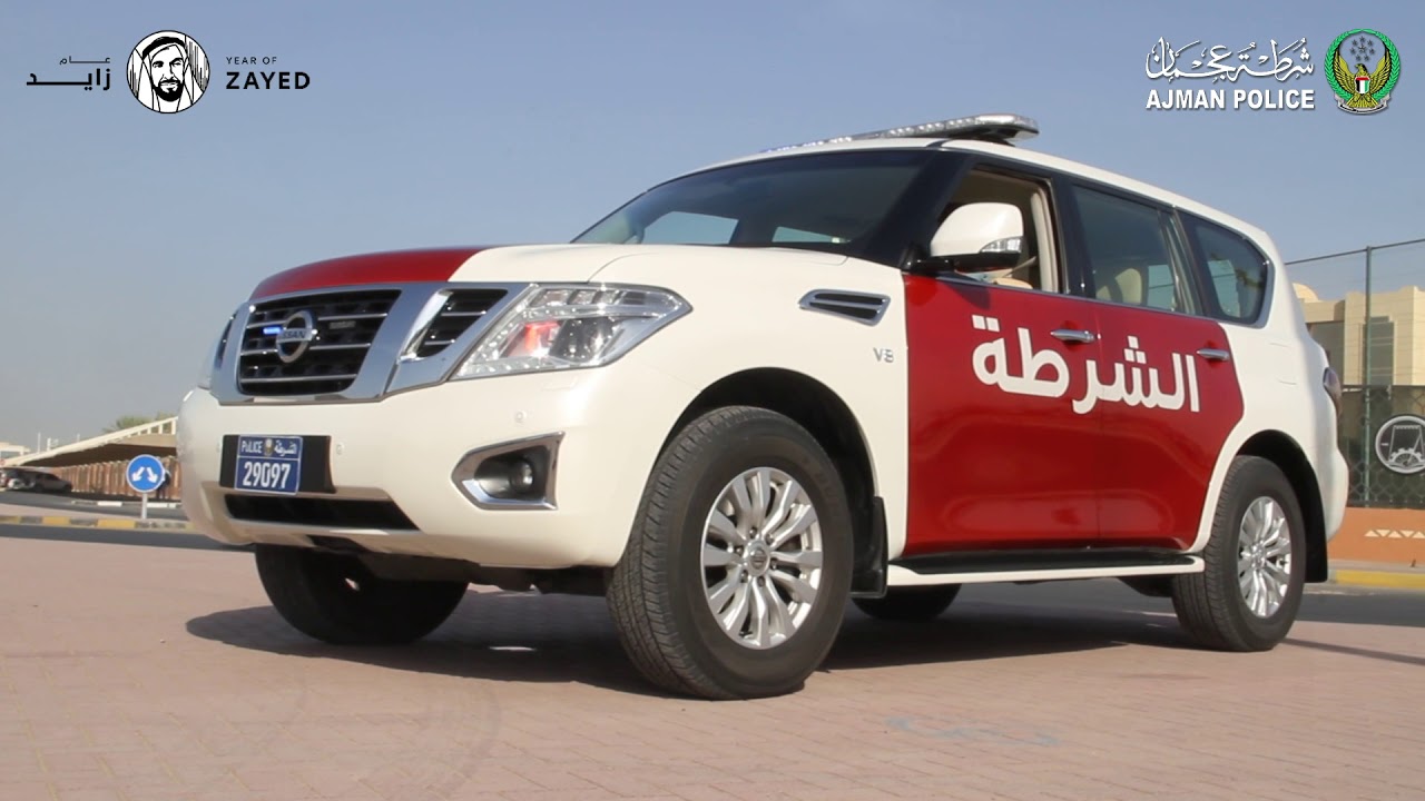 دوريات شرطة عجمان ترفع السلام الوطني عبر مكبراتها الصوتية