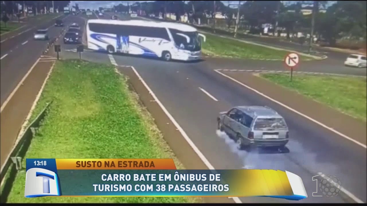 Carro bate em ônibus de turismo com 38 passageiros - Tribuna da Massa (13/11/18)