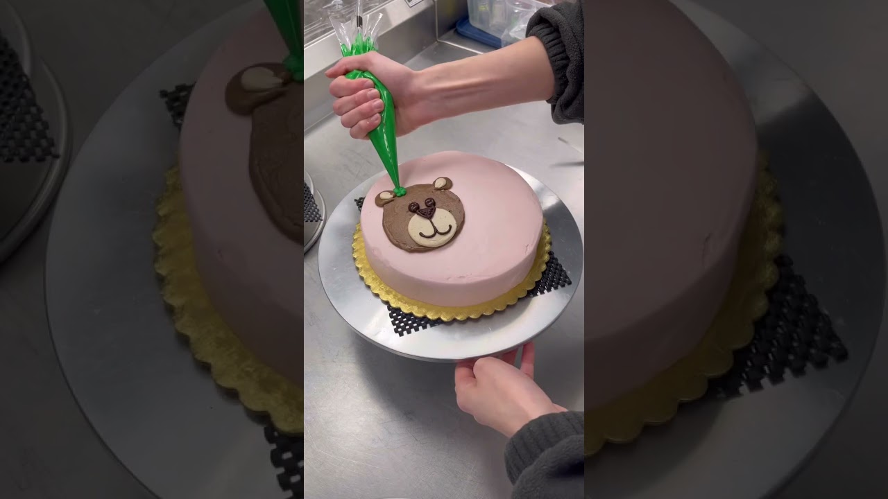 Teddy Bear Valentine&rsquo;s Day cake decorating inspo