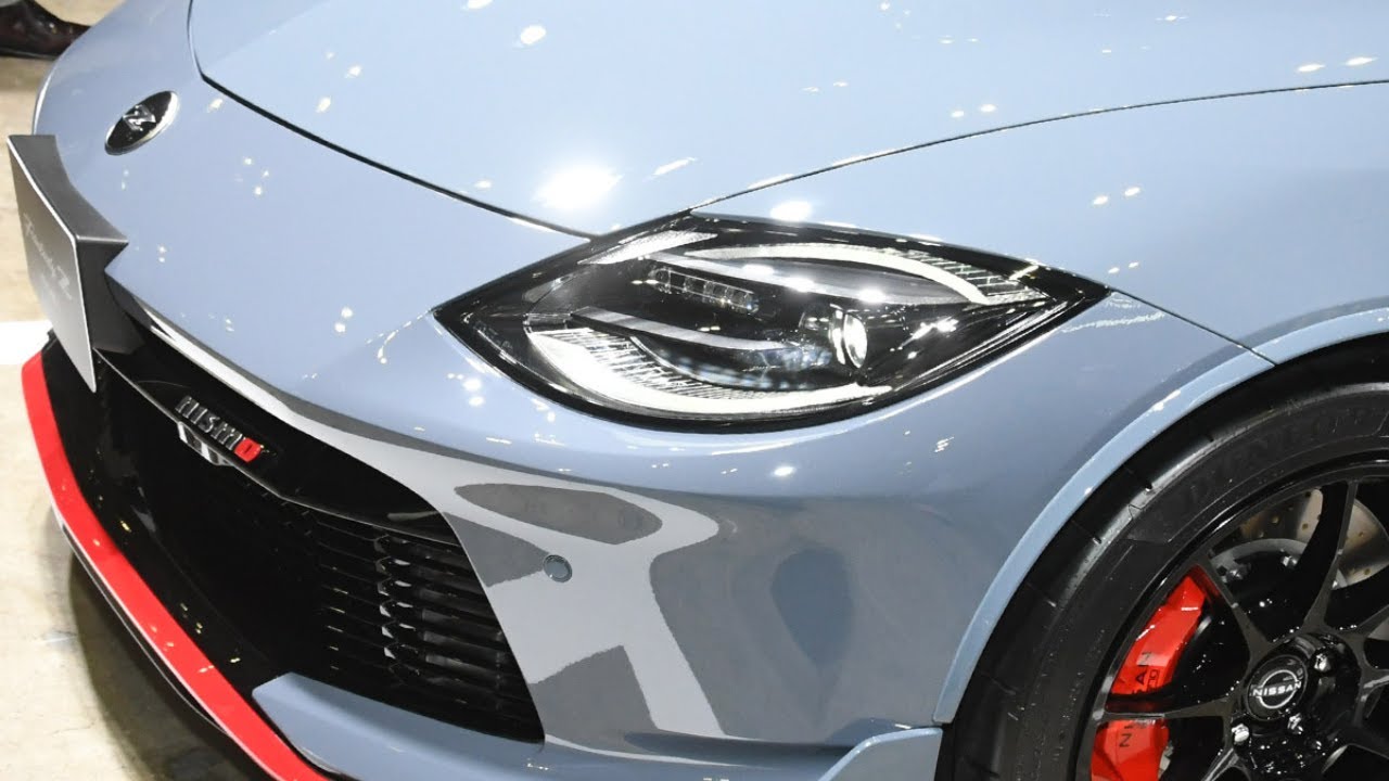 日産「新フェアレディZ NISMO」“実車”初公開！ 待望の6速MT搭載×軽量化＆専用チューンで走りがスゴい！ 歴代「Z」バッジ採用のフロントがイイ「最新モデル」何が変わった？