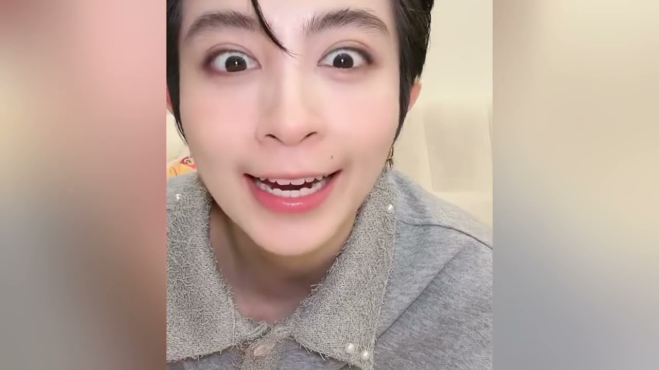 Gil Lê ăn đêm cùng Xoài Non, nhà Gil gel tóc bạc?