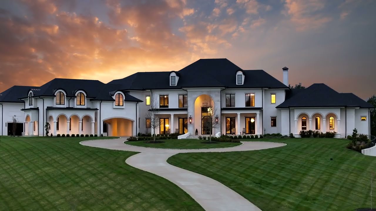 Hilltop Haven: 11 Acre Hidden River Estate on Franklin's Harpeth River
