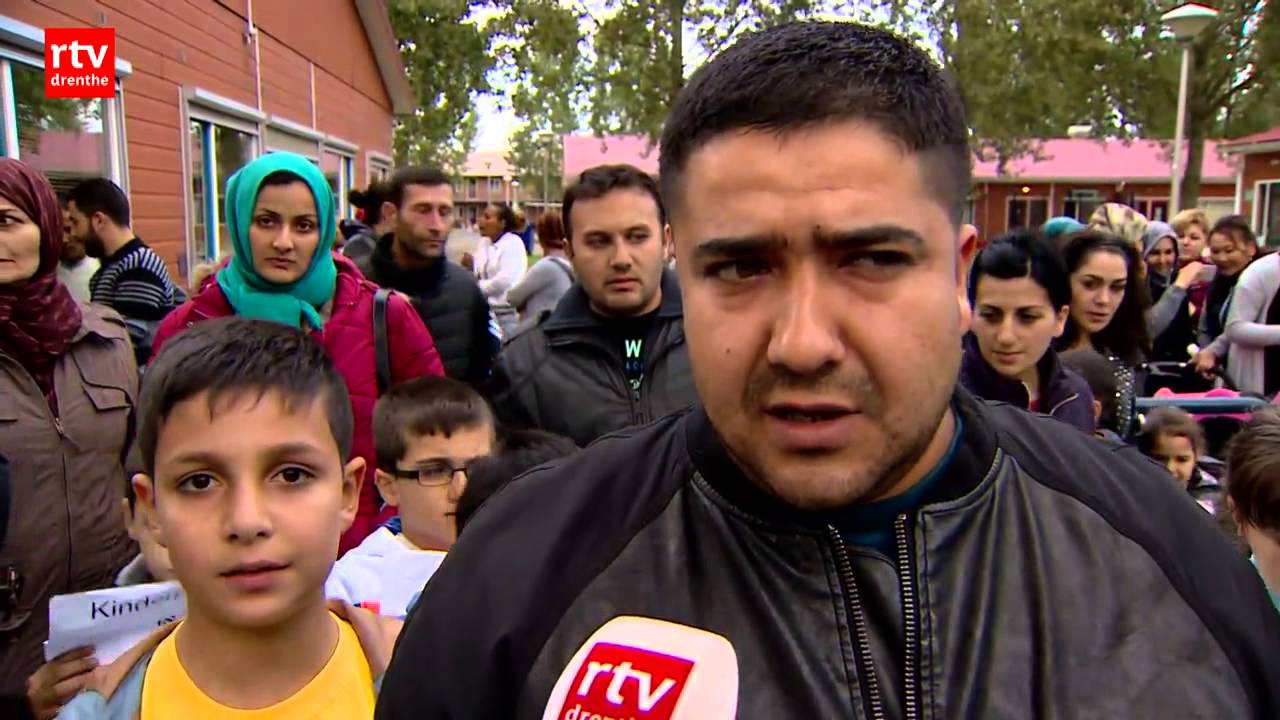 Uitgeprocedeerde asielzoekers demonstreren bij azc Emmen