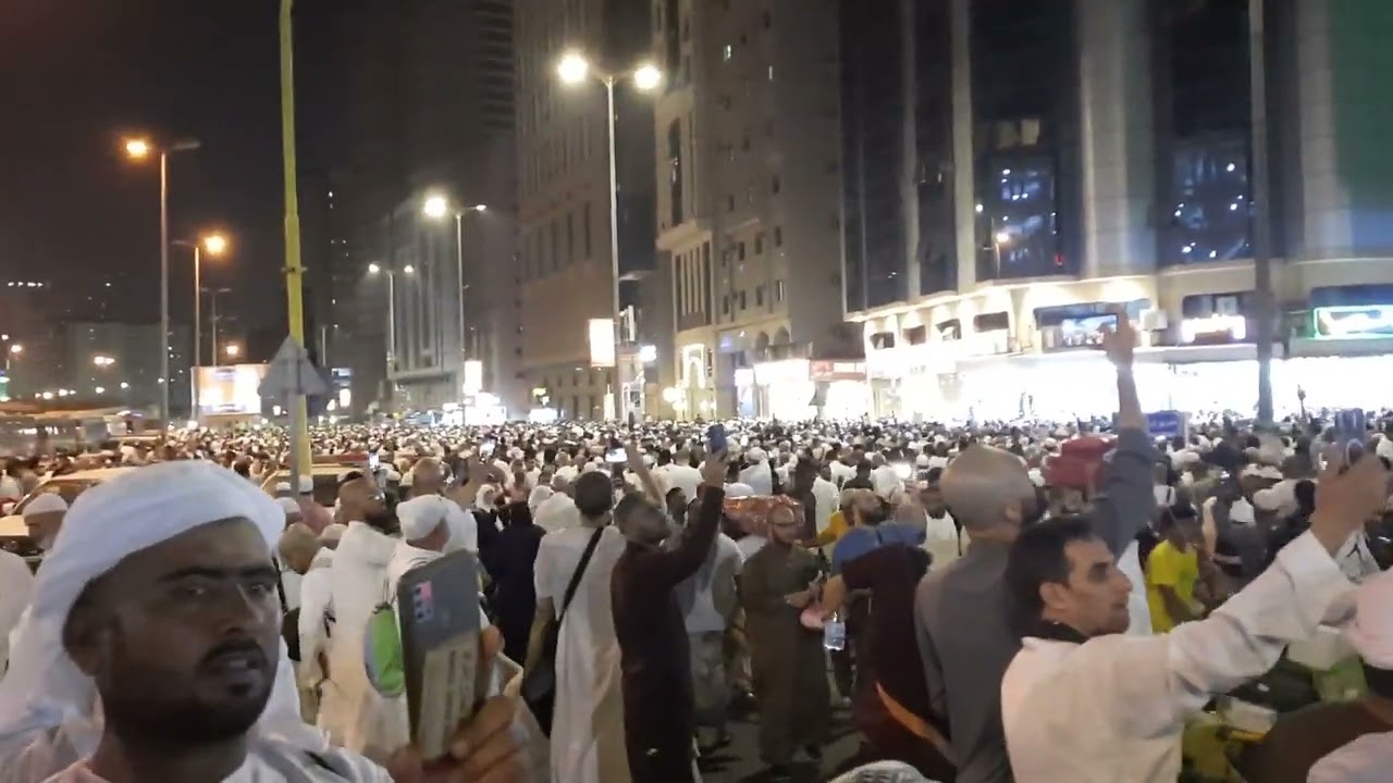 A sea of people on the twenty-seventh night of Ramadan around Masjid al-Haram.