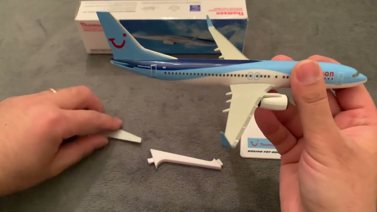 TUI/THOMSON BOEING 737-800 MODEL PLANE UNBOXING