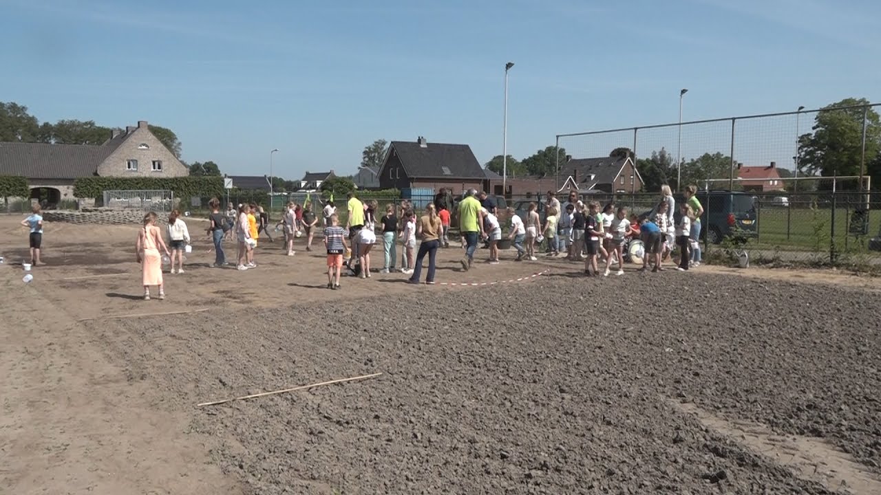 Kinderen zaaien bloemenweide Kessel in