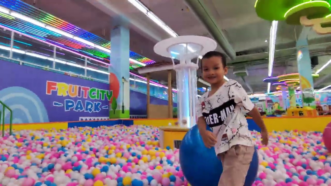 Ammar dan Humaira mandi bola