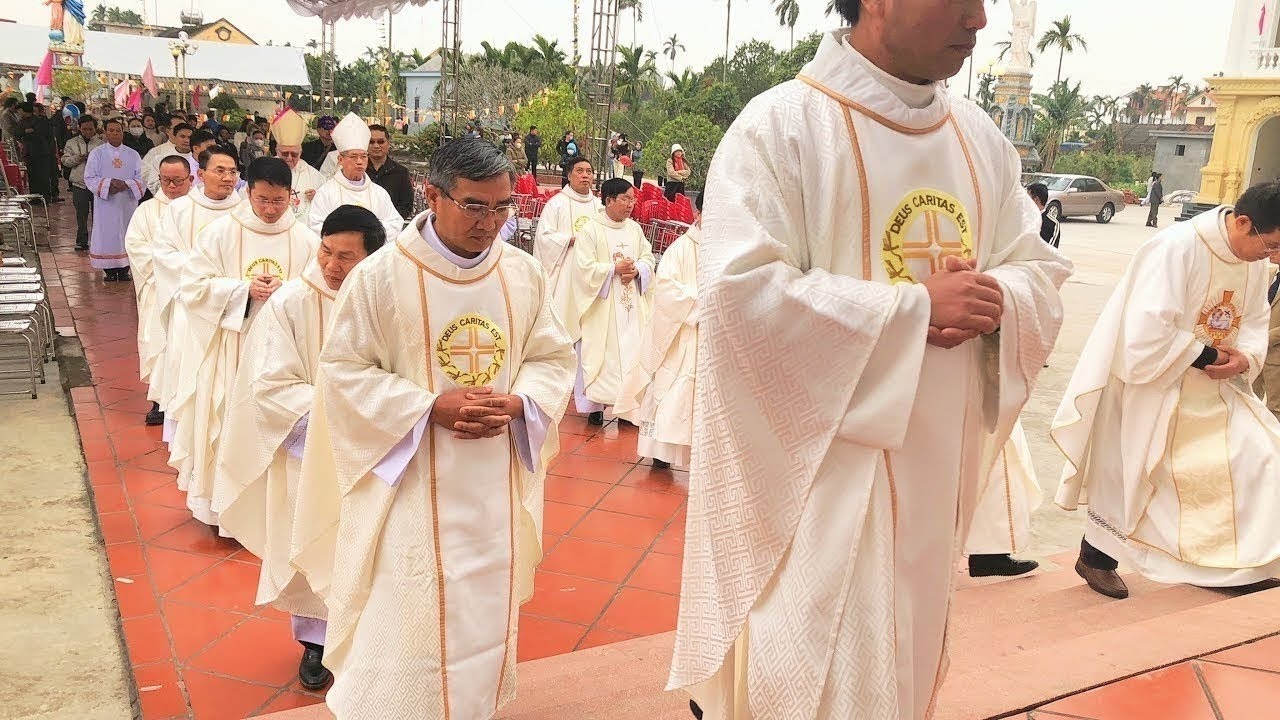 Đón Đoàn Lễ Nghi Vào Dâng Thánh Lễ Đồng Tế Do Đức Cha Giáo Phận Bùi Chu Quý Đức Cha Chủ Sự Thánh Lễ 