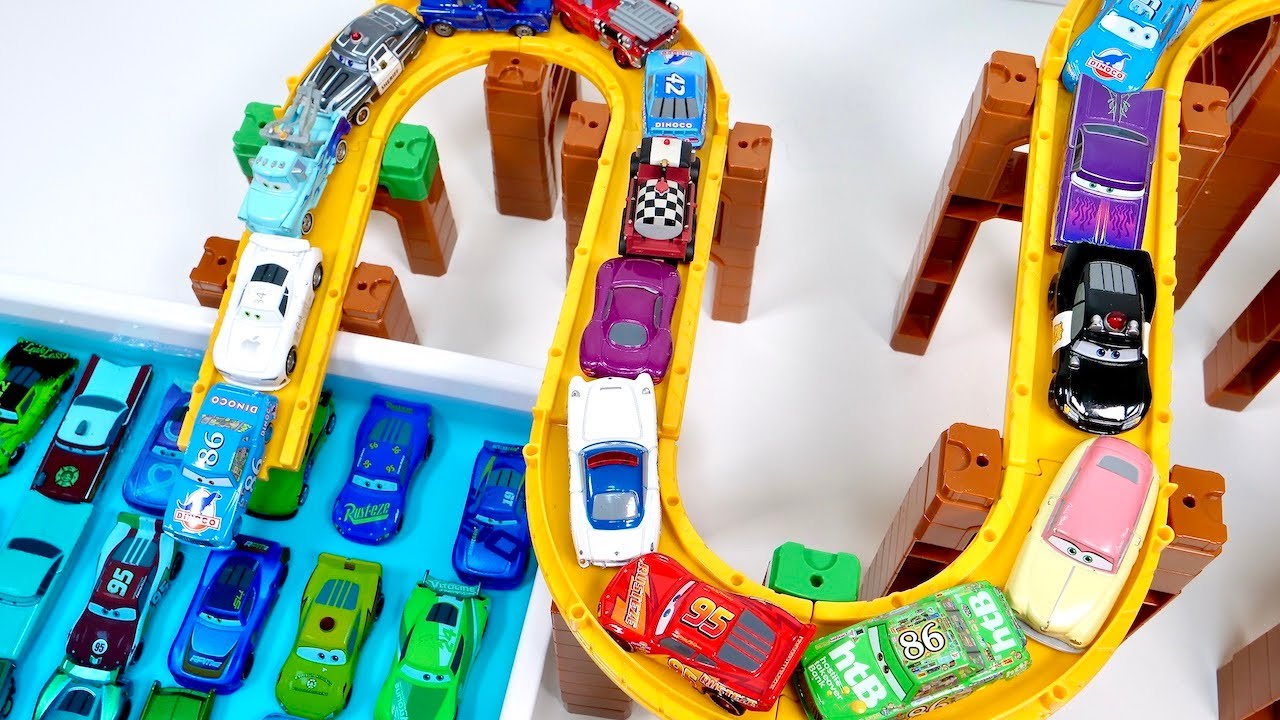 『カーズ』色んなカーズのミニカーがトミカのスロープを登り坂道を走る。Cars minicars run down Tomica's Slope♪