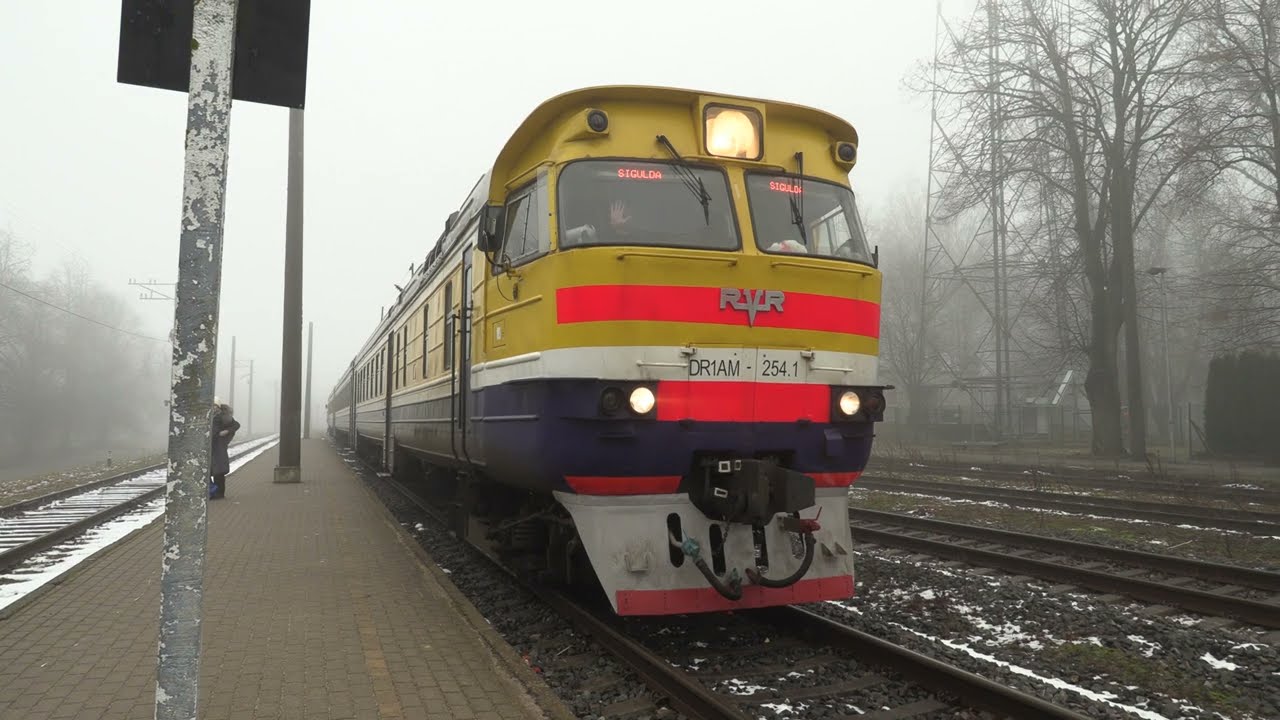 Дизель-поезд ДР1АМ-254 на ст. Югла / DR1AM-254 DMU at Jugla station