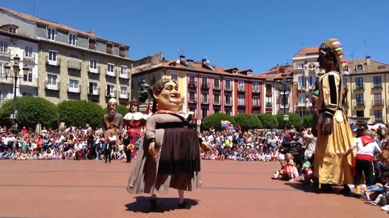 Sampedros en Burgos.Tradicional Baile de Gigantillos. Fiestas en Burgos.España