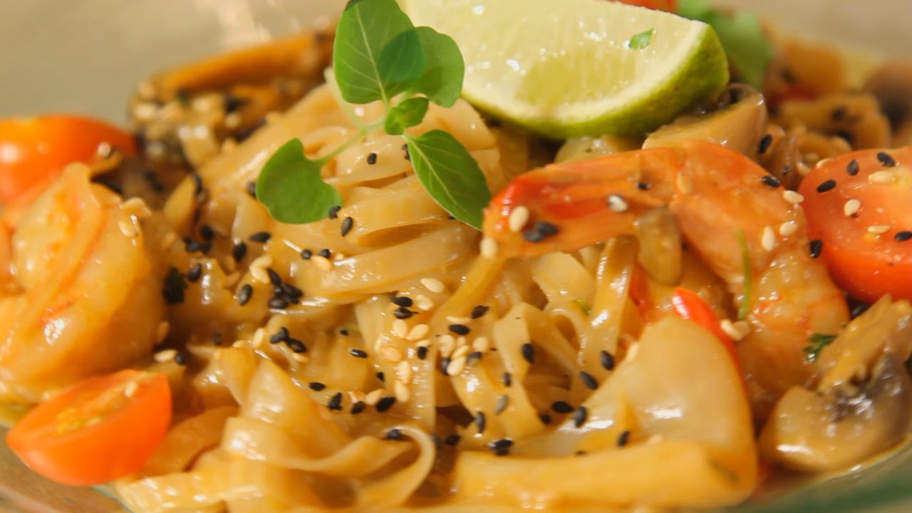 Рисовая лапша с морепродуктами в кокосовом соусе. Рецепт от шеф-повара.