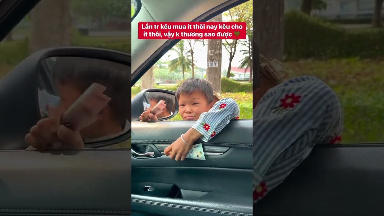 Cậu b&eacute; b&aacute;n v&eacute; số