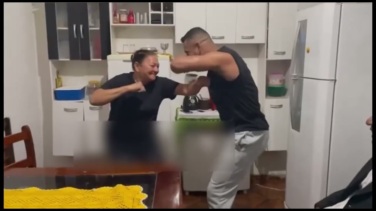 Dona Marlene mãe de Tito Santos aplicando martelo e ponteira no jogo na supervisão do mestre jangada