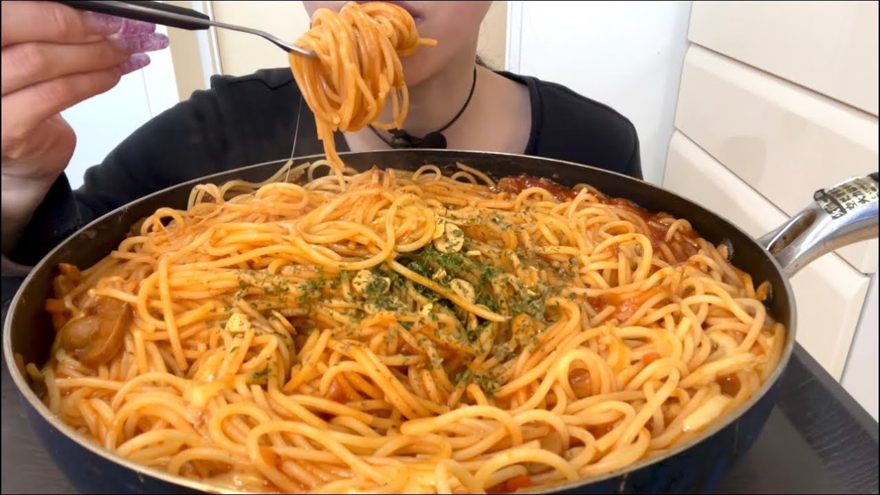 【ASMR，咀嚼音】Garlic Cheese Meat Sauce Spaghetti！ガーリックチーズミートソースパスタ！