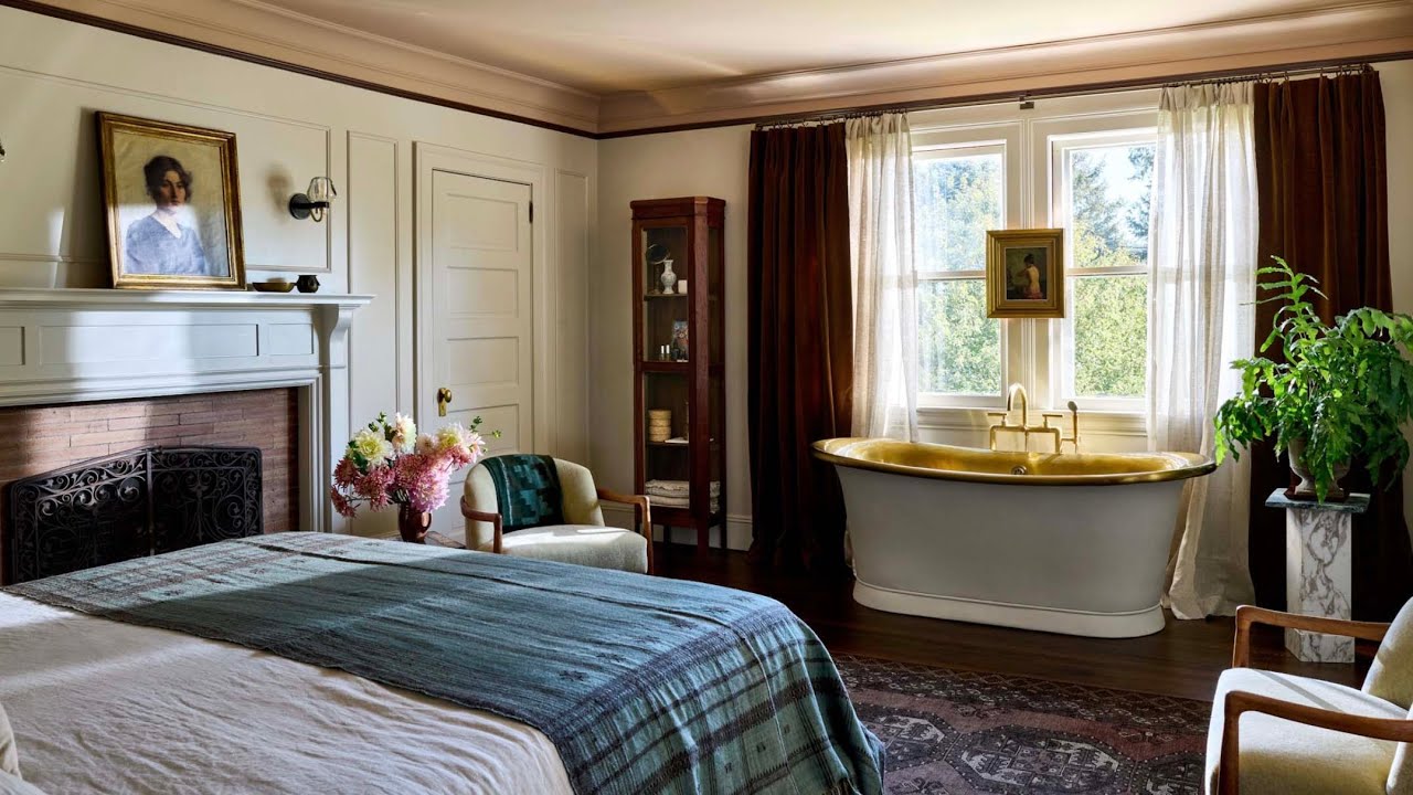 Jess' Historic Home Tour: The Sleeping Quarters
