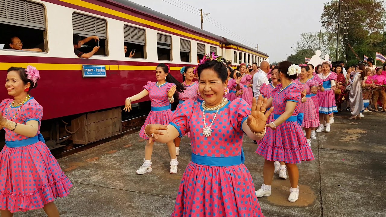 ผู้ว่านั่งรถไฟมางาน ตึกโบราณสถานีรถไฟพิจิตร