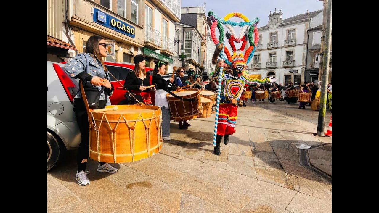 Las mujeres marcan el inicio del Entroido en Viana do Bolo
