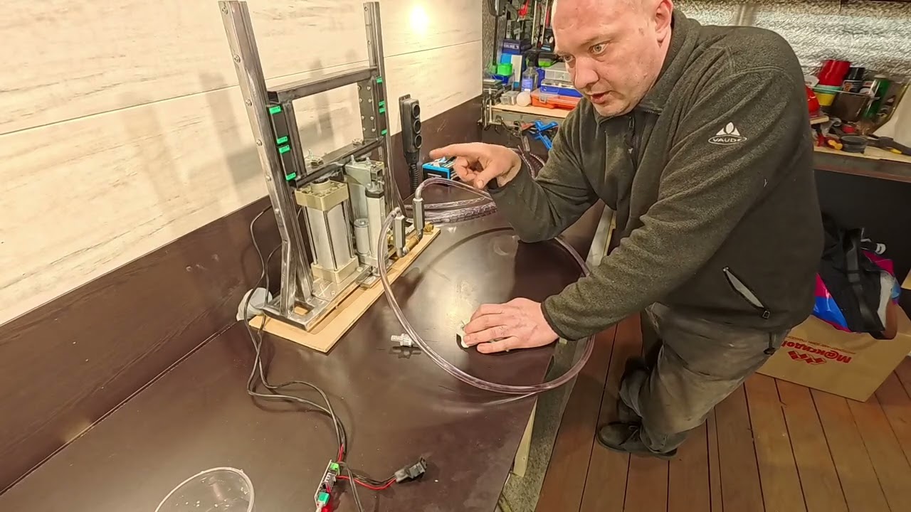 Установка для RIM литья. Движение по трубкам пошло😃