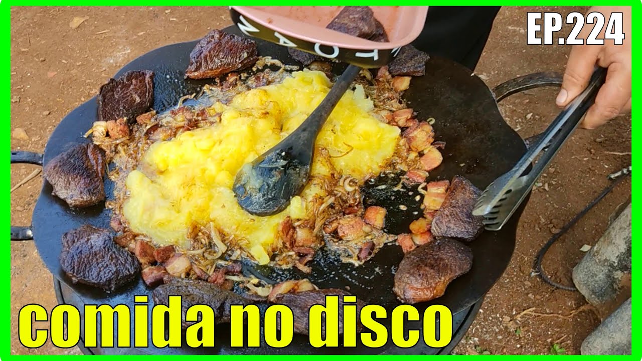 carne, bacon e mandioca no disco de arado