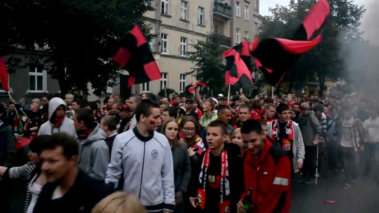 Przemarsz kibiców na rynek po awansie Startu do Ekstraligi - Gniezno.com.pl 16 września 2012