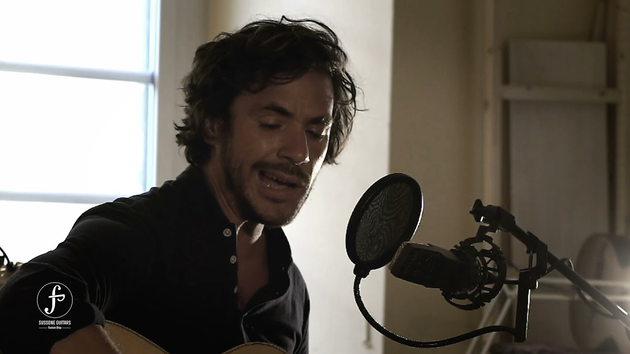 JACK SAVORETTI - Singing to strangers / Unplugged Workshop Session live @ Sussone Guitars