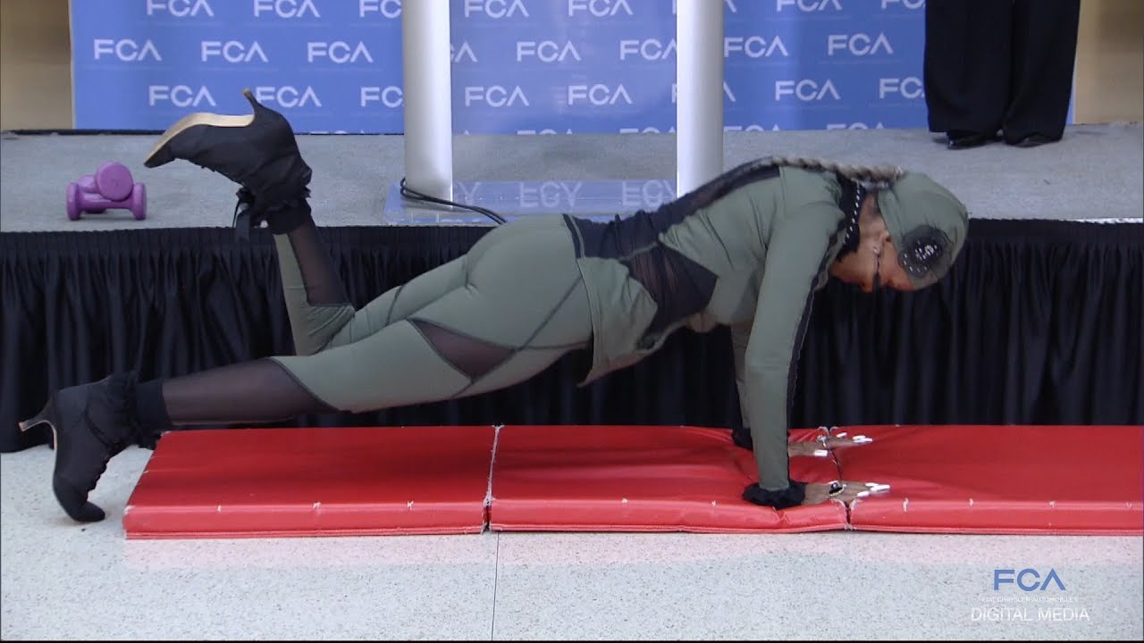 81-летний бодибилдер «накачивается» FCA Health Fair