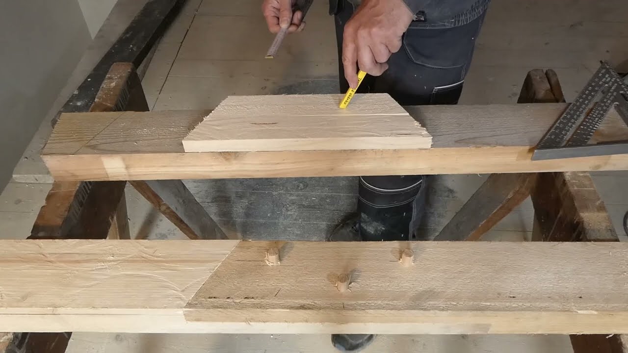 &Scaron;ikmočeln&yacute; pl&aacute;t se třemi kol&iacute;ky. Tesařsk&yacute; spoj.