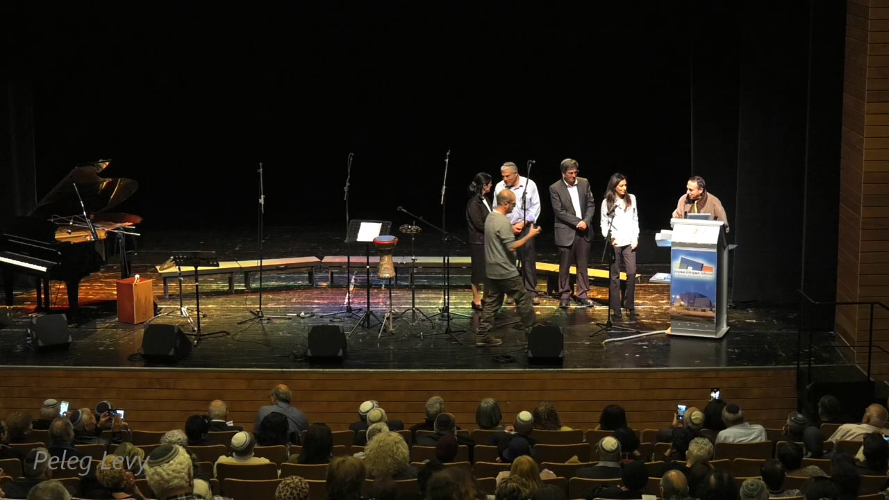 מרכז דהאן הענקת תעודות הוקרה לאמנית אהובה עוזרי ז