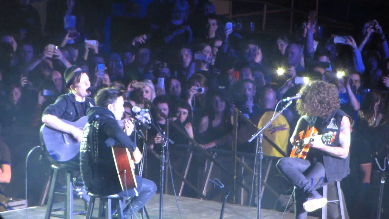 Fall Out Boy - Chicago Is So Two Years Ago (acoustic) Live Newcastle Arena 21/3/2014
