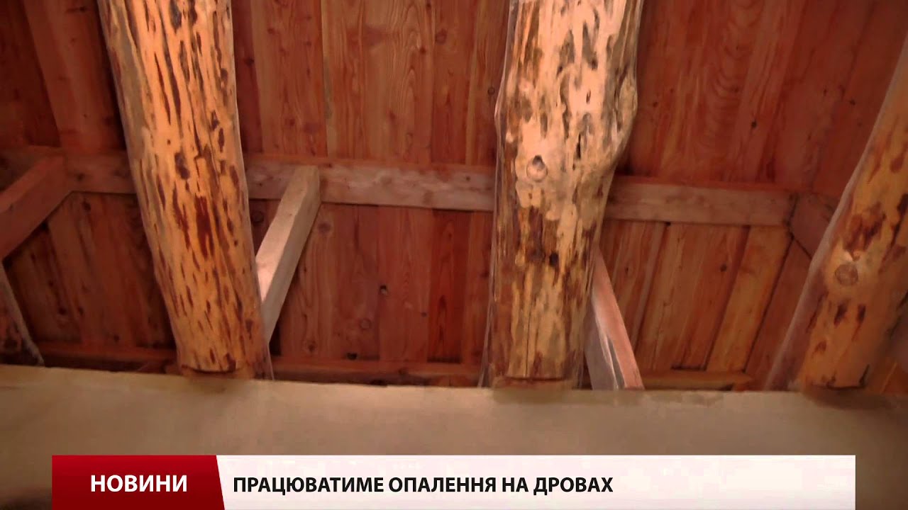 Під Львовом зводять будинок із соломи та газоном на даху