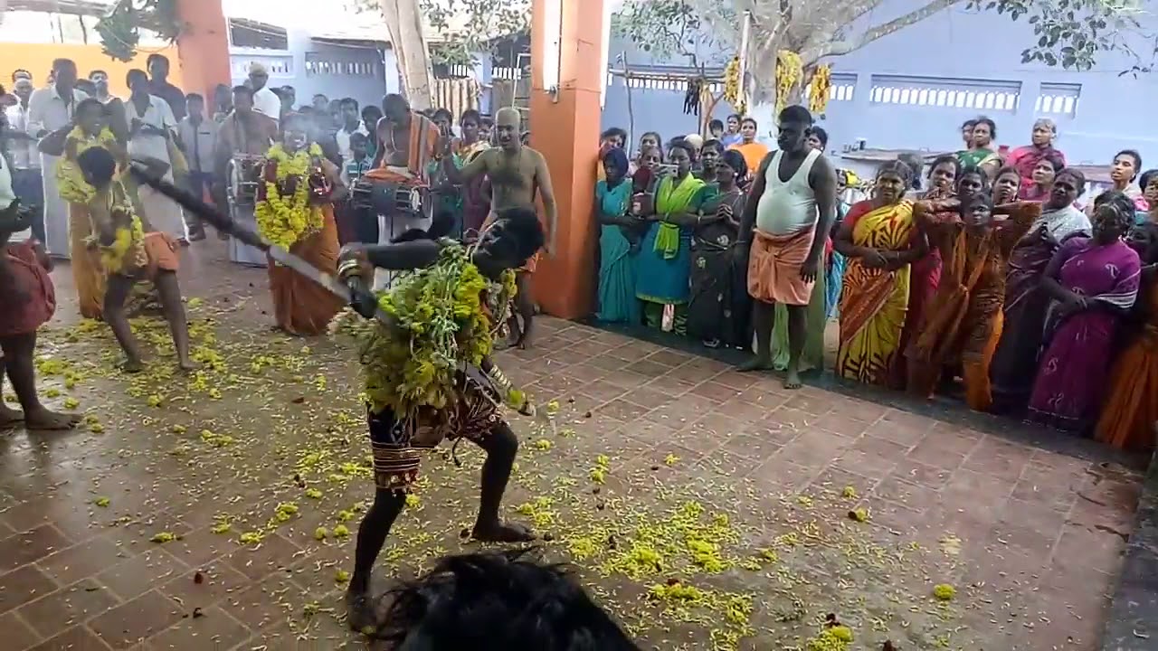 பெரிய அரிவாள் உடன் பயங்கரமாய் ஆடும் கருப்பசாமி-Karuppasamy Aattam