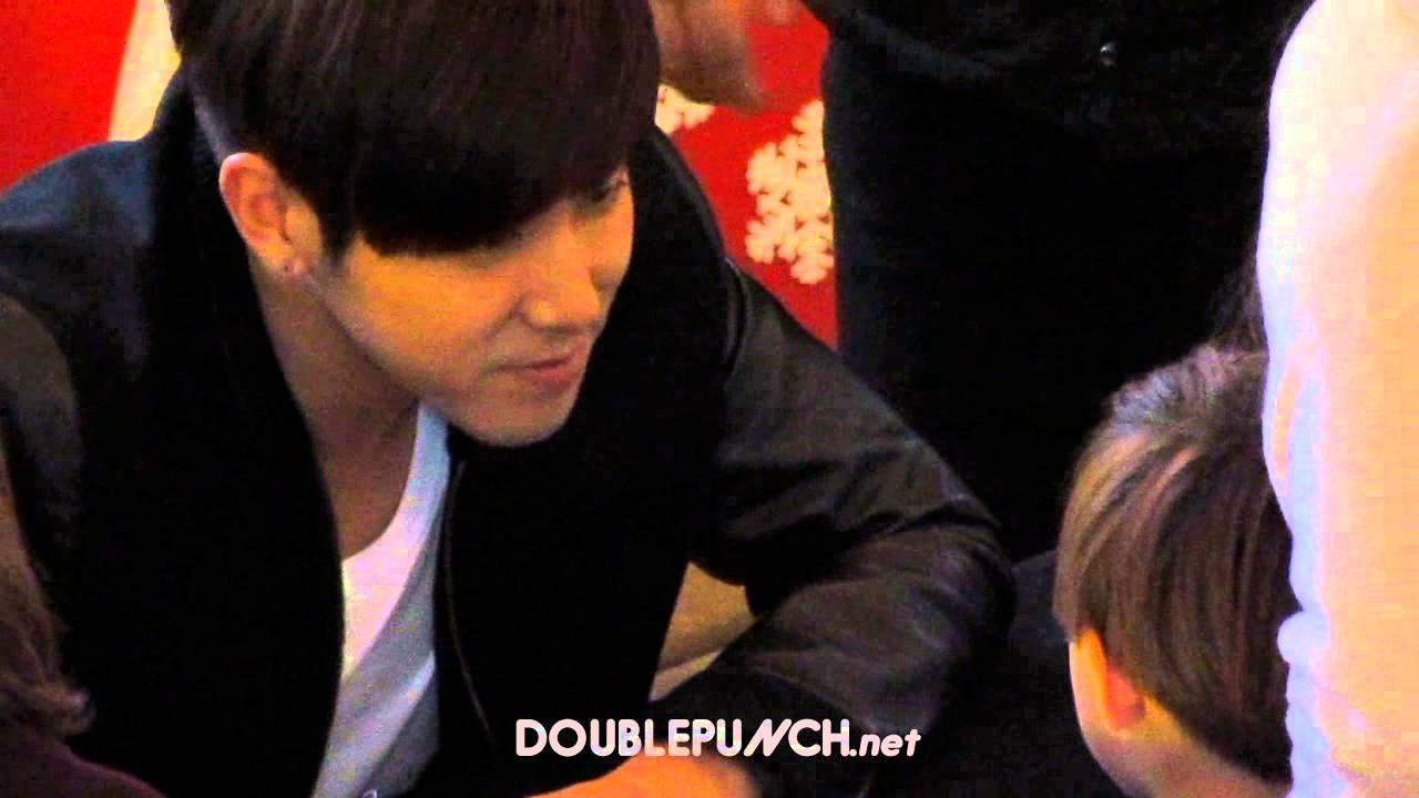 121208 동방신기 여의도 팬사인회 윤호 :: 아기와 정다정 :-)