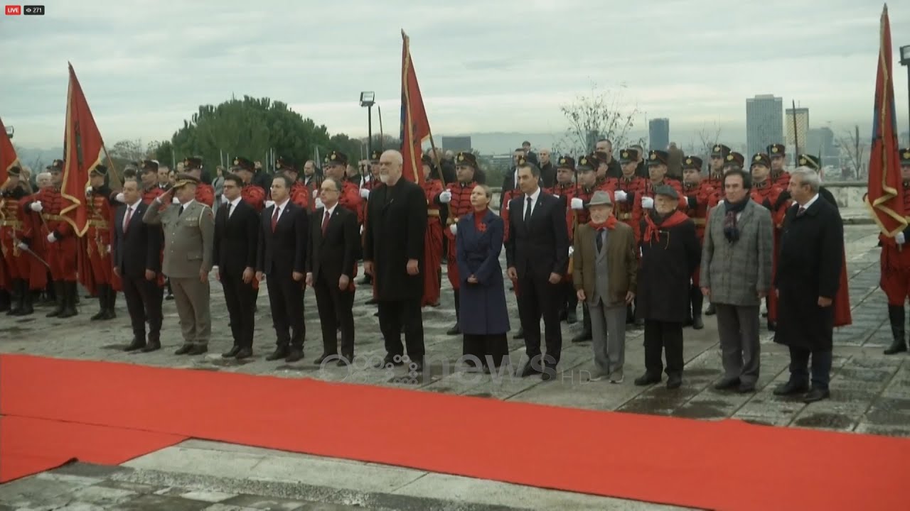 Dita e &Ccedil;lirimit/ Krer&euml;t e shtetit homazhe tek memoriali 