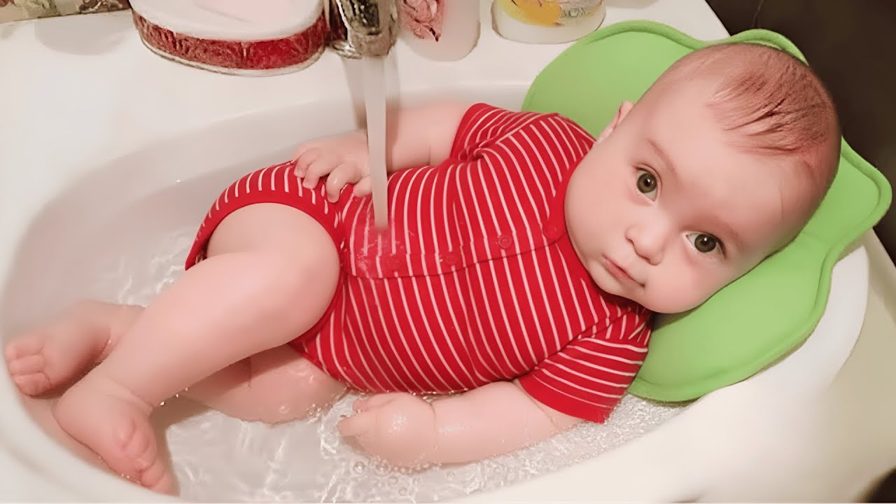 Посмотрите на этих малышей — ваше настроение мгновенно улучшится! #смешно #мило #малыш 🤣 Смешные ...