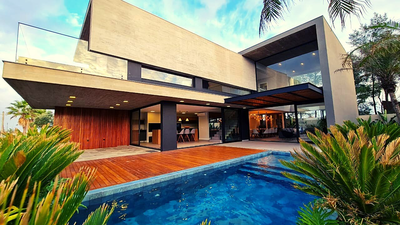 Casa de Luxo Arquitetura Contemporânea Mobiliada e Decorada Em Cond. De Luxo a Beira Mar (VENDIDA).