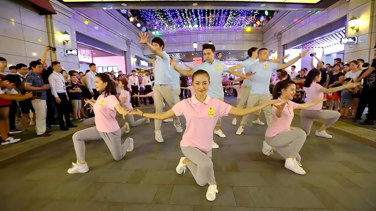 上海：红歌大联唱「快闪」︱Shanghai city, China
