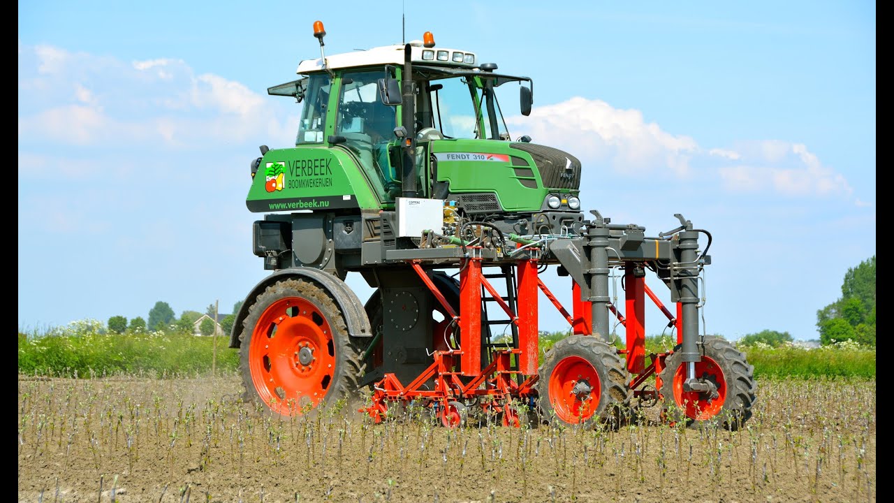 Special FENDT 310 Vario High Clearance - Hoeing apple trees