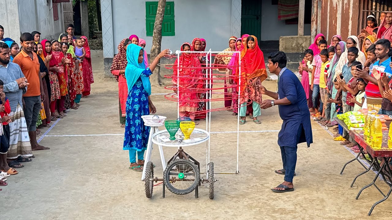 বল গড়ানোর নতুন খেলা দেখতে ভিড় করলো গ্রামের সবাই। প্রয়োজনীয় উপহার জিতে প্রতিযোগিরা মেতে উঠলো আনন্দে