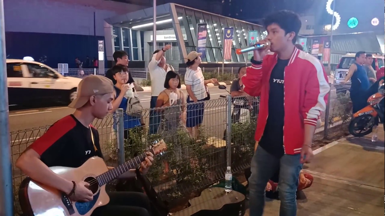 Ramai tourist stop...Haqiem Rusli dan Asad Motawh rela nyanyi di jalanan Bukit Bintang Kuala Lumpur