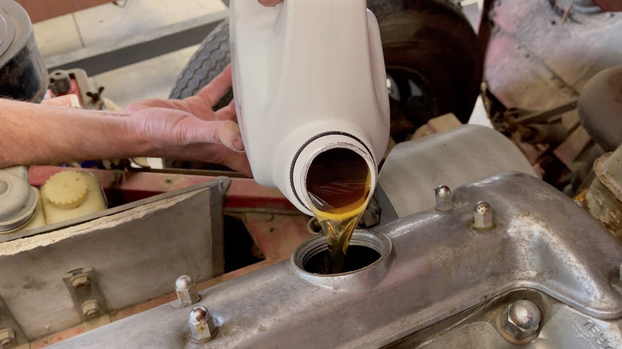 Jaguar E-Type - 1966 OTS Roadster - Episode 3 - Oil