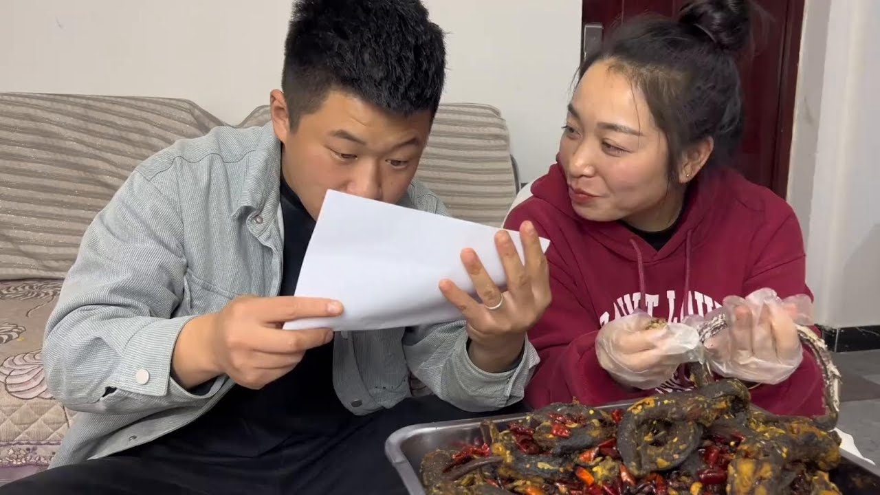 强嫂带着强哥的心愿去医院检查 强哥花一百买了三斤鳝鱼 在家给媳妇做一个干煸鳝鱼 #记录真实生活 #夫妻日常 #干煸鳝鱼 #三胎