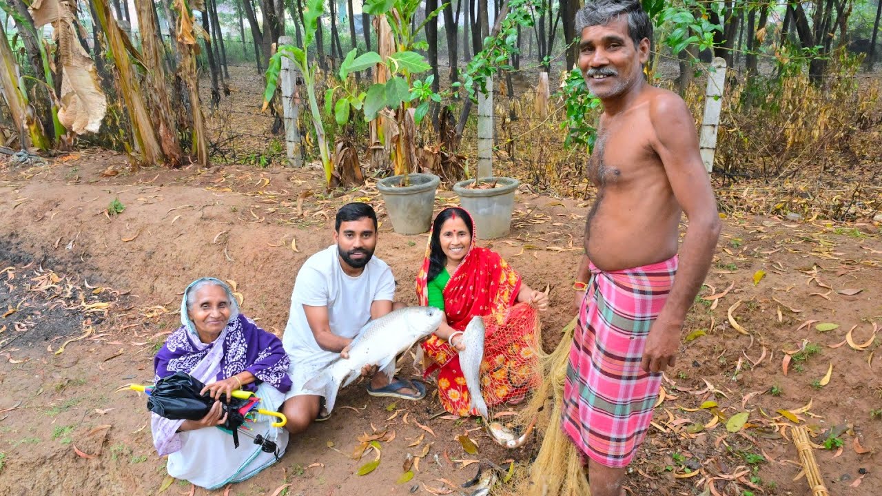 আজ বৃষ্টির মধ্যে পুকুর থেকে মাছ ধরে রুই মাছের কাঁচা ঝোল রান্না | Fishing and cooking | villfood