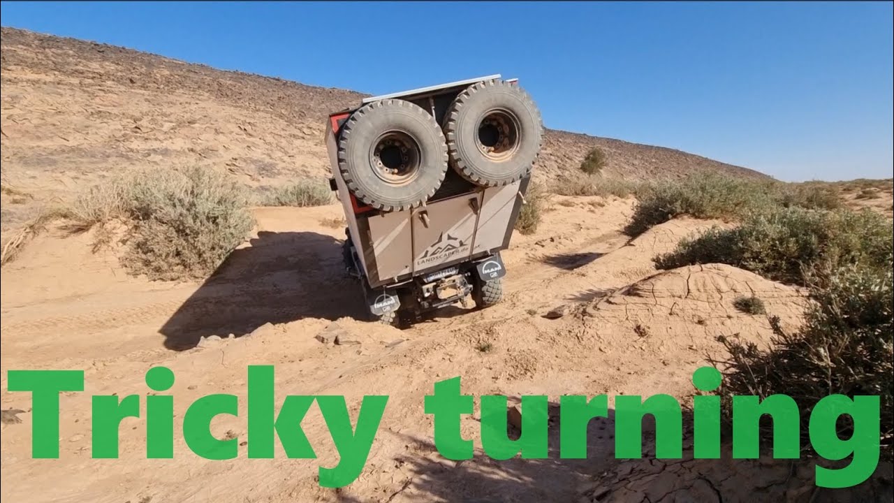 Tricky turning manoeuvre in Wadi Draa