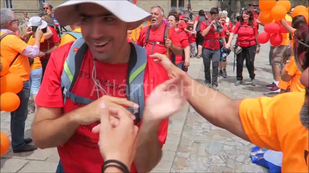 Llegada a la plaza del Obradoiro de la Asociación Activoz