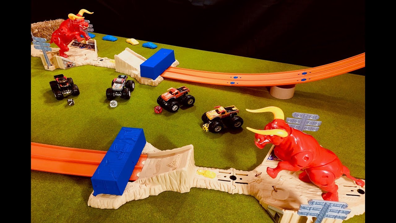 Hot Wheels Monster Jam Freestyle Racing El Toro Loco Showdown Playset